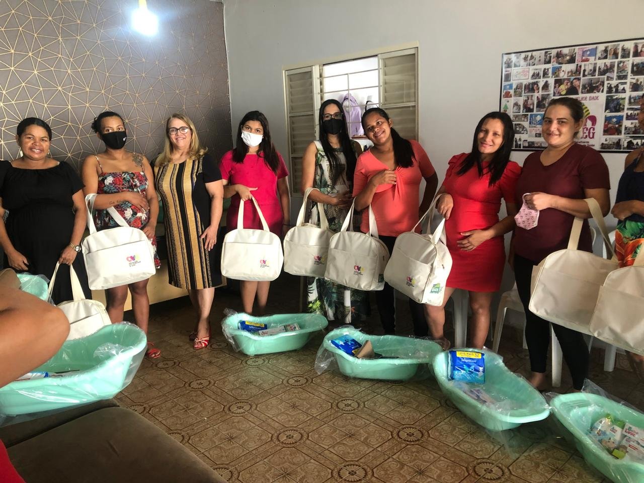 Gestantes recebem kits e banheiras de bebê em campanha de apoio da ABMEG